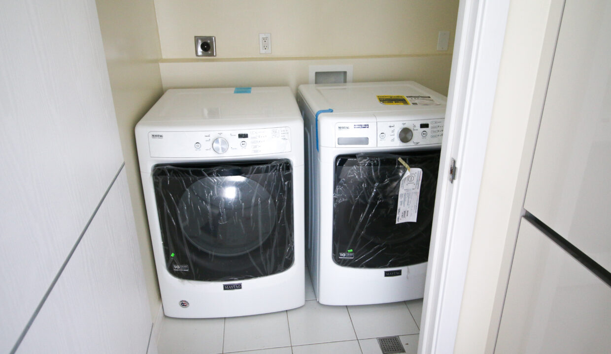 Summer Towers 2 3-Bedroom Laundry Room-0163